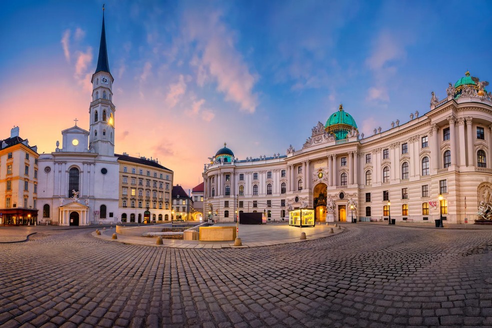 O que mais vem à mente quando você está na Michaelerplatz, no centro de Viena, e olha a Igreja de São Miguel e a Ala Michael do Hofburg?  — Foto: RudyBalasko/Getty Images