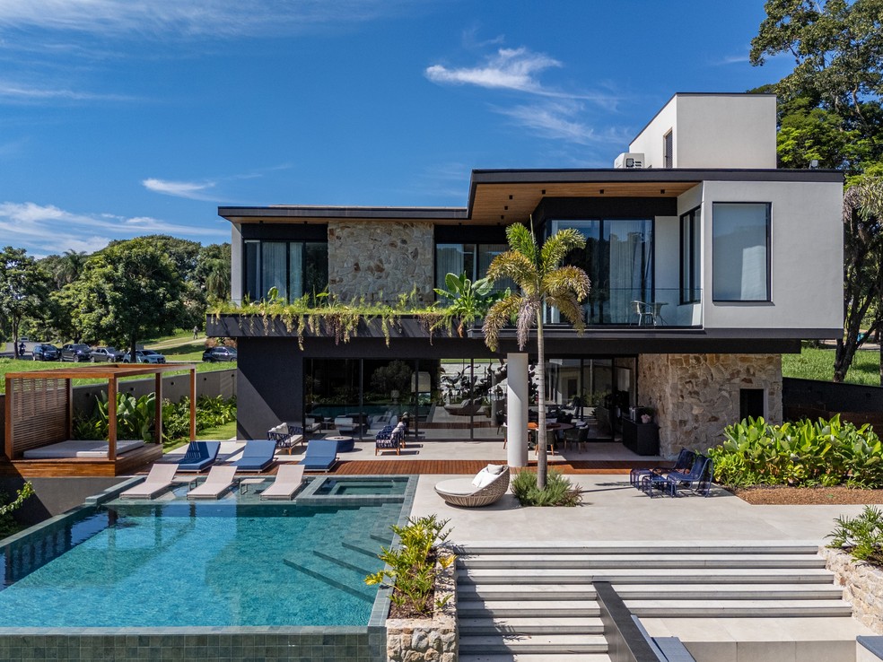 Niina Secrets abre casa de 780 m² com estúdio e conexão com a natureza