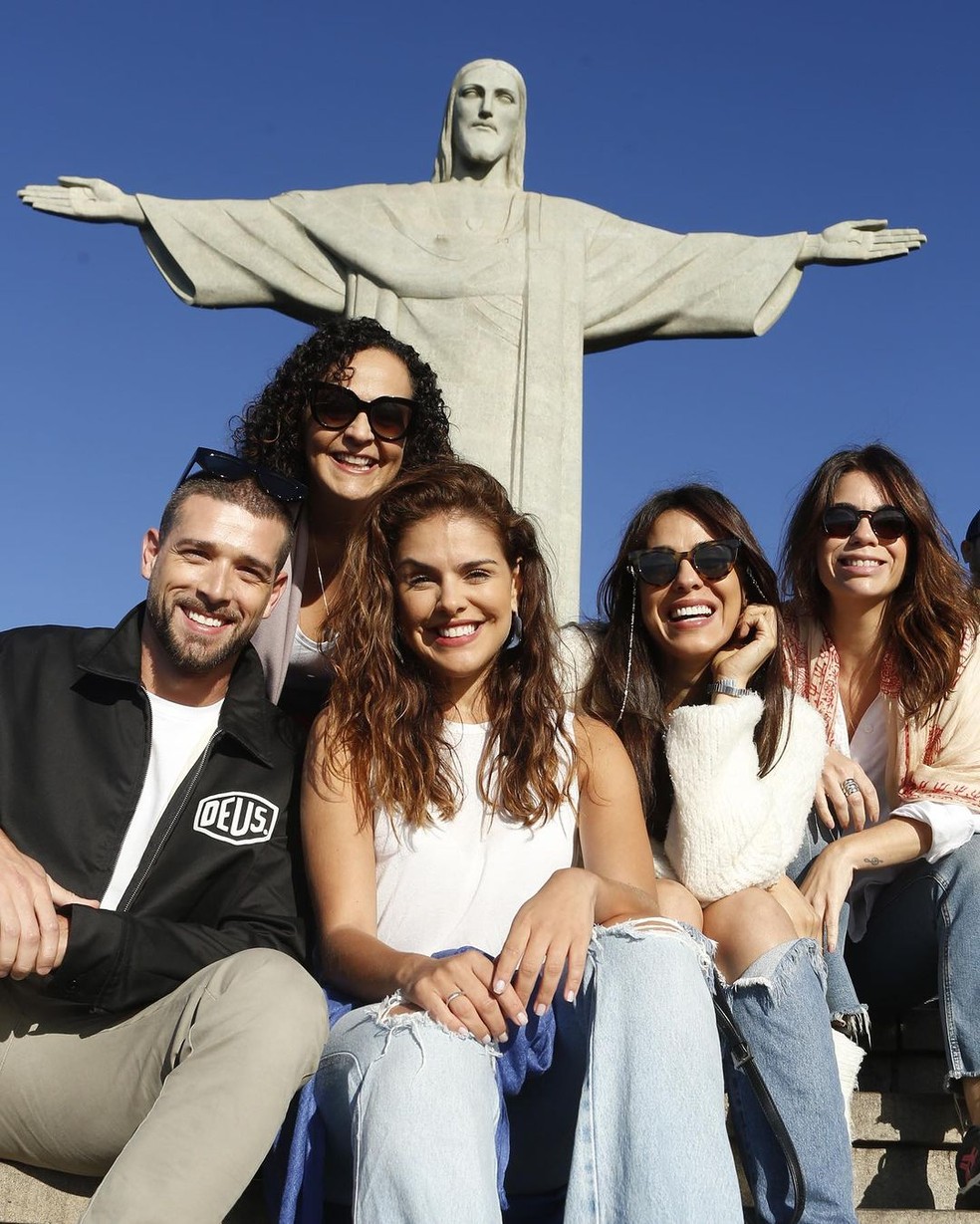 Paloma Bernardi com grupo de amigos em visita ao Cristo Redentor, no Rio de Janeiro — Foto: Reprodução/Instagram
