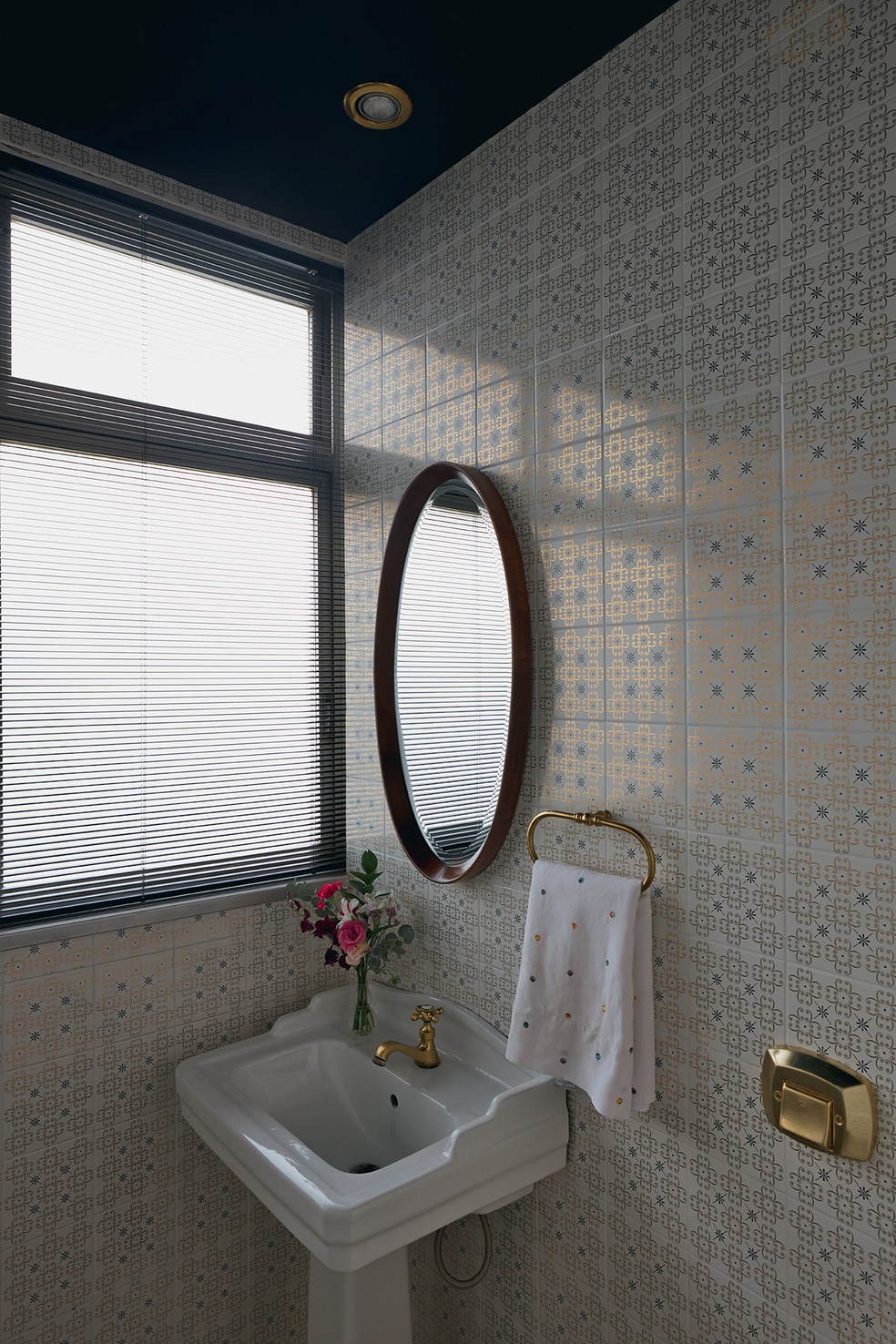 O lavabo exibe delicados azulejos, encomendados como réplica dos originais do apartamento — Foto: Luiza Ananias