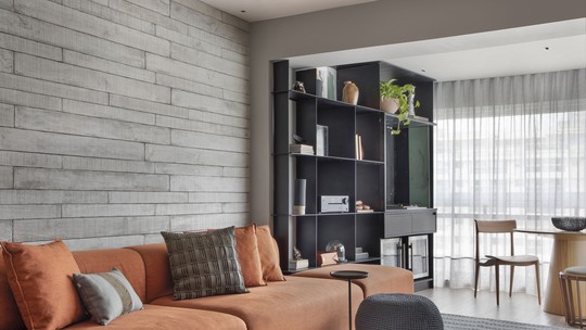 Décor do dia: sala de estar com estilo industrial e réguas de concreto 