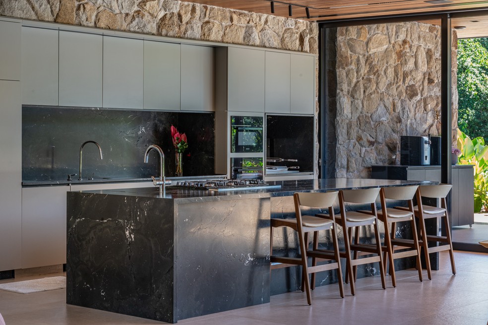 Niina Secrets abre casa de 780 m² com estúdio e conexão com a natureza
