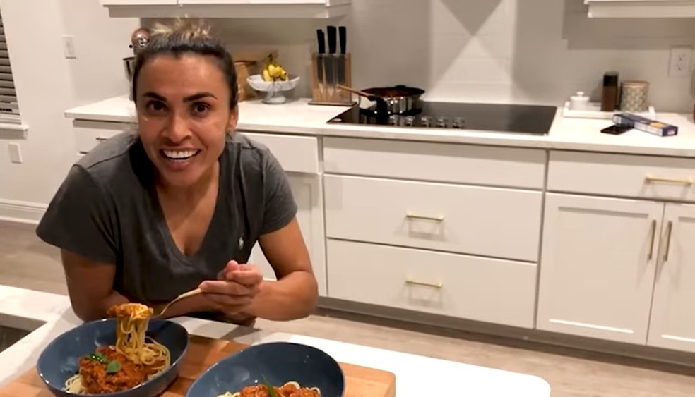 Marta optou por móveis claros na cozinha de casa — Foto: Reprodução/Youtube