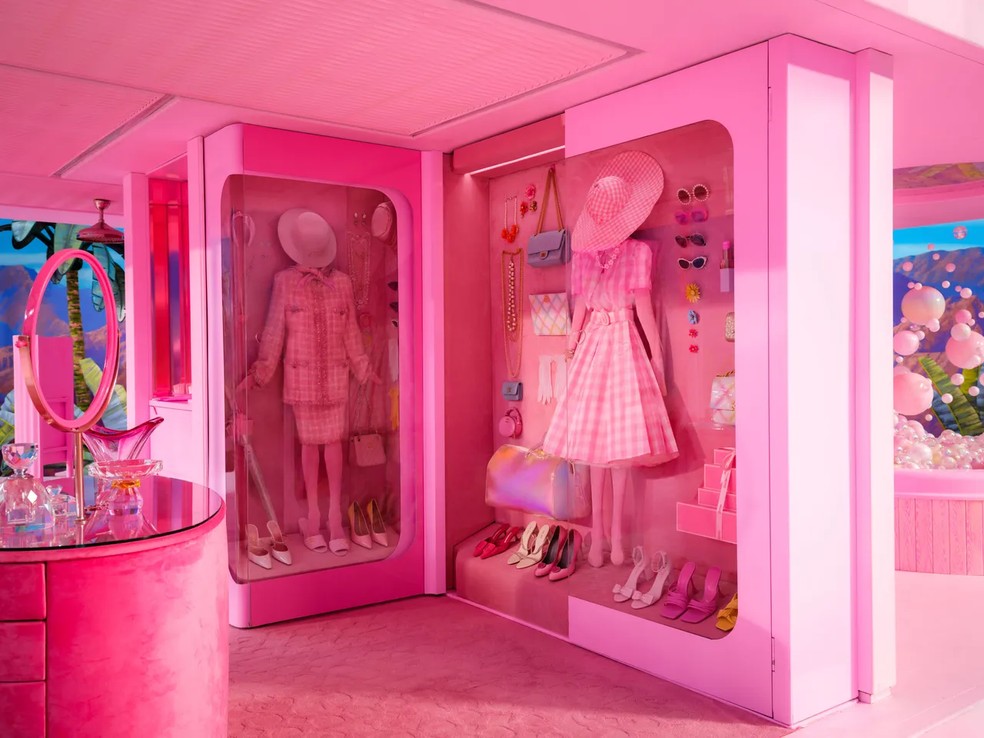 No segundo andar, o closet da Barbie apresenta vitrines de caixas de brinquedos com as roupas penduradas — Foto: Jaap Buitendijk/ Courtesy of Warner Bros. Pictures 