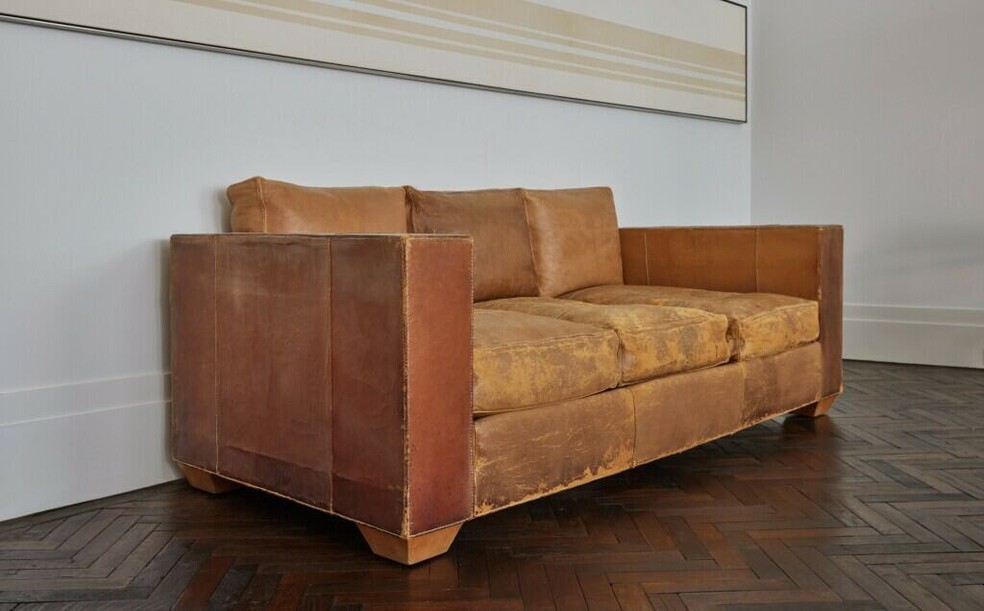 The Couch From Kersey Coates Reed House, fabricado pelo designer Jean-Michel Frank — Foto: Divulgação