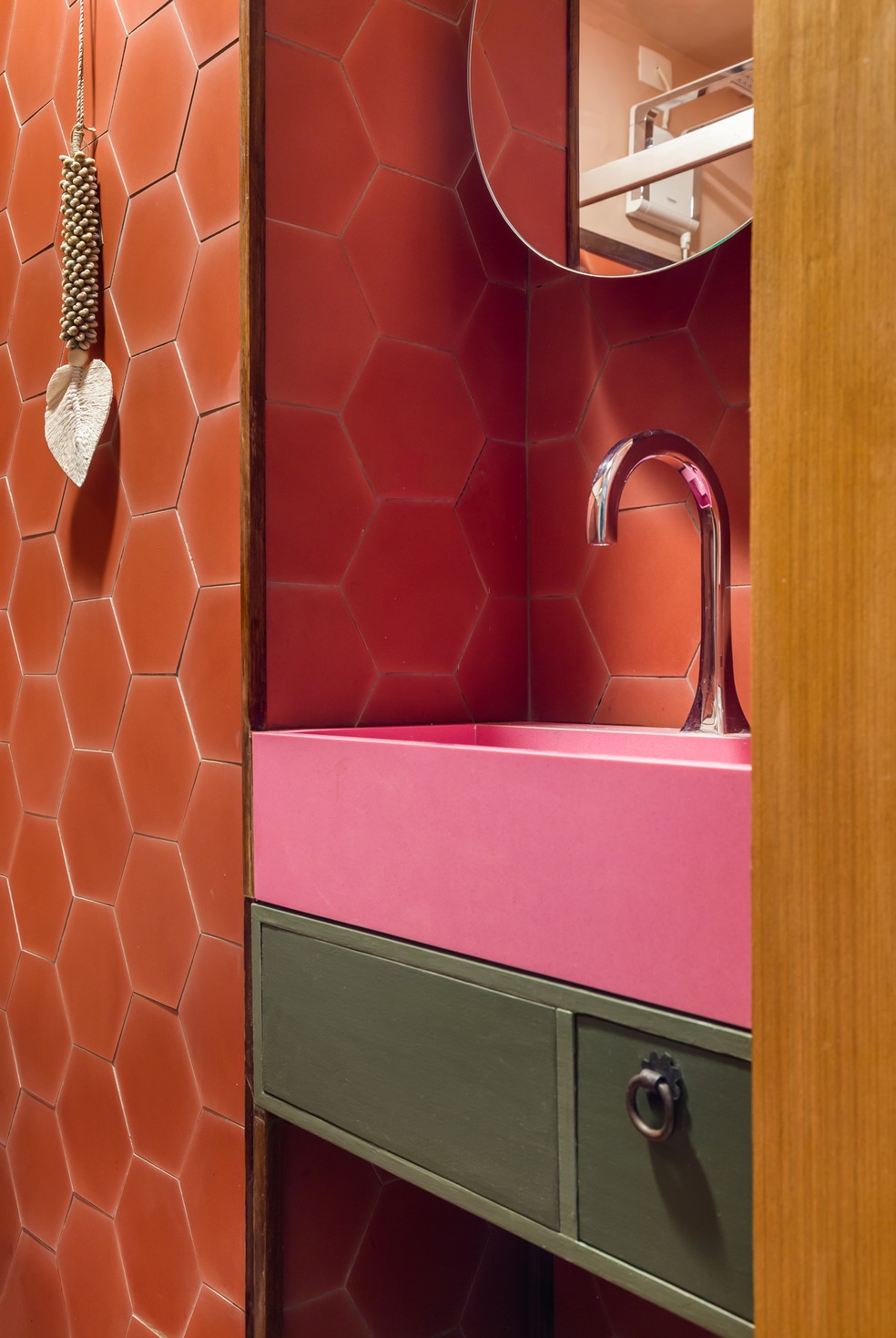 Combinação complementar em banheiro criado pelo Pílula Arquitetura — Foto: Divulgação