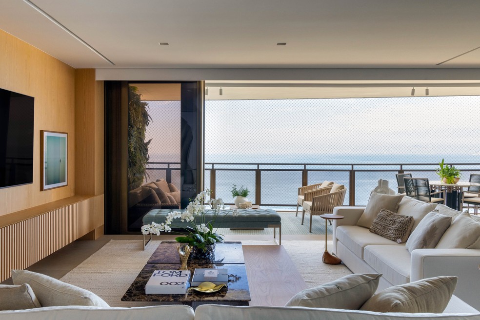 Sala de estar tem vista para a praia do Rio de Janeiro — Foto: André Nazareth