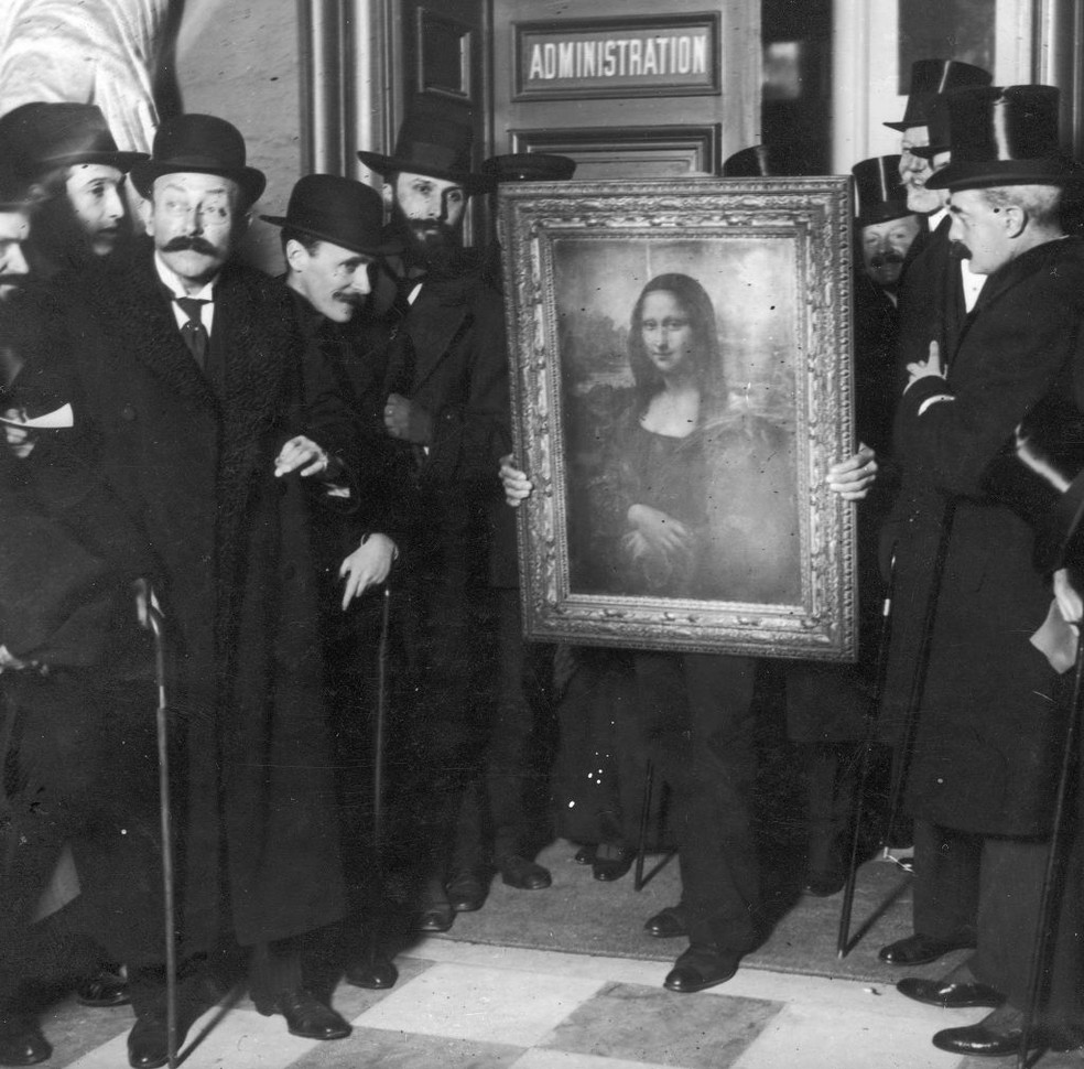 Foto de 1914, quando o quadro Mona Lisa retornou ao Museu do Louvre após ficar desaparecido desde 1911 — Foto: Getty Images/Paul Thompson/FPG