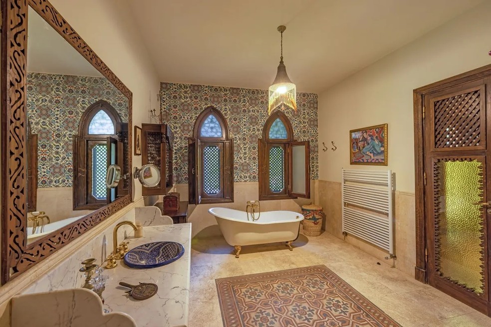 Banheiro com porta de madeira esculpida em mansão mais cara do Egito — Foto: Divulgação/Sotheby's