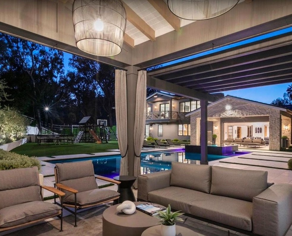 Área externa da casa de Jalen Ramsey, estrela do Super Bowl, conta com piscina, quadra de basquete e terraço — Foto: Divulgação