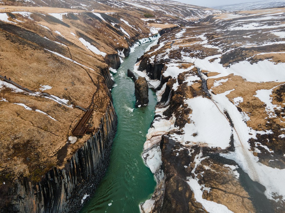 Conheça o cânion de basalto com rio de águas azul esverdeadas na ...