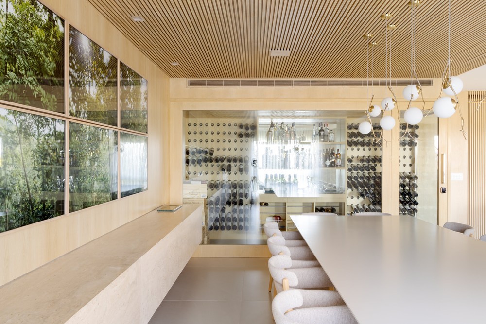 Décor do dia: sala de jantar com muita madeira e adega ampla