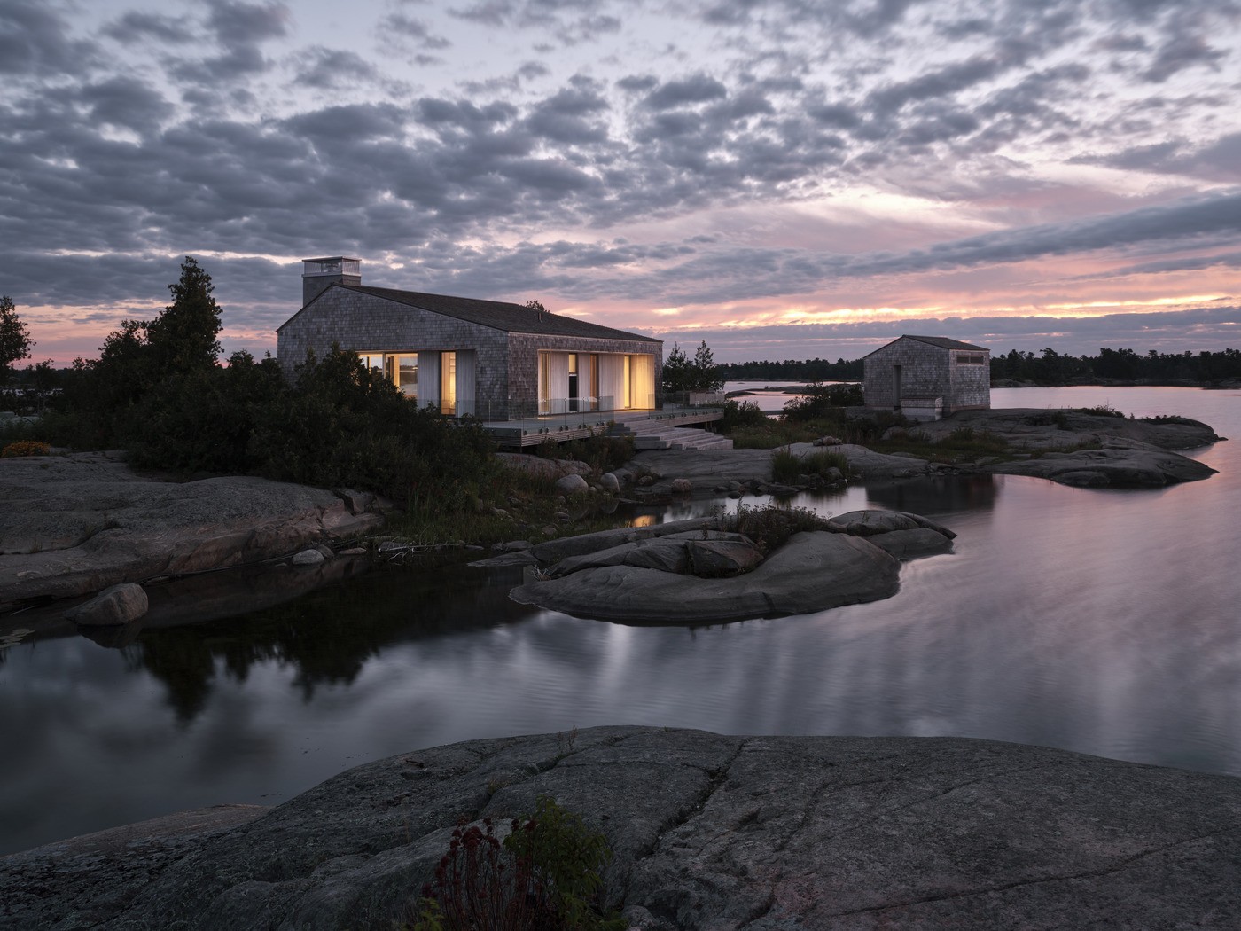Capa fotográfica da fonte da Casa & Forma: Refúgio isolado em ilha canadense une arquitetura e natureza distante