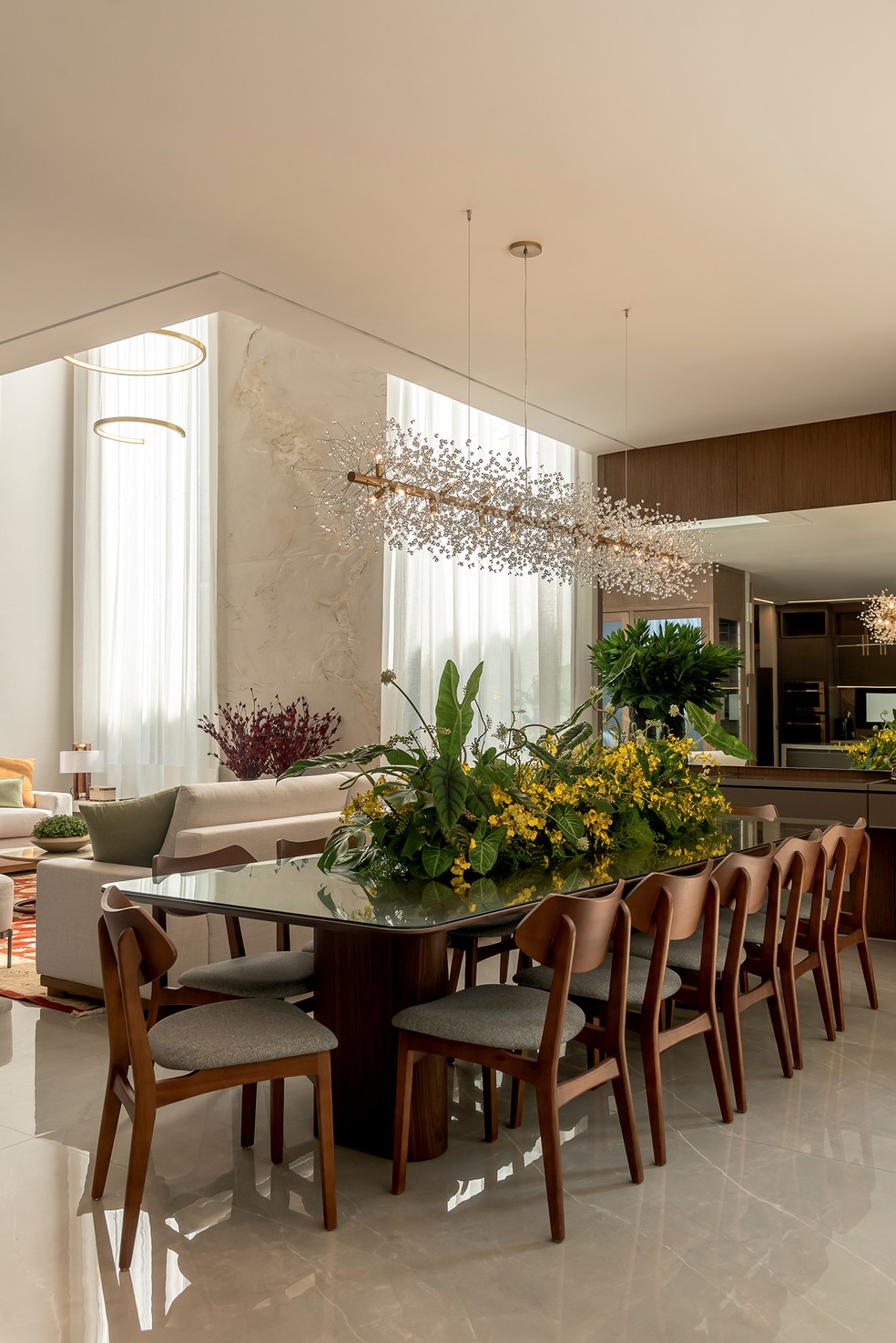 O piso de porcelanato, fornecido pela Staccato Revestimentos, foi a escolha ideal para facilitar a limpeza na área social, com sala de jantar integrada ao living e luz natural abundante — Foto: Wesley Diego Emes