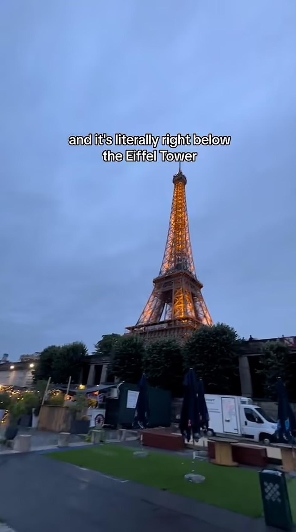 TikToker viraliza ao mostrar o restaurante mais barato com vista para Torre Eiffel — Foto: Reprodução/TikTok