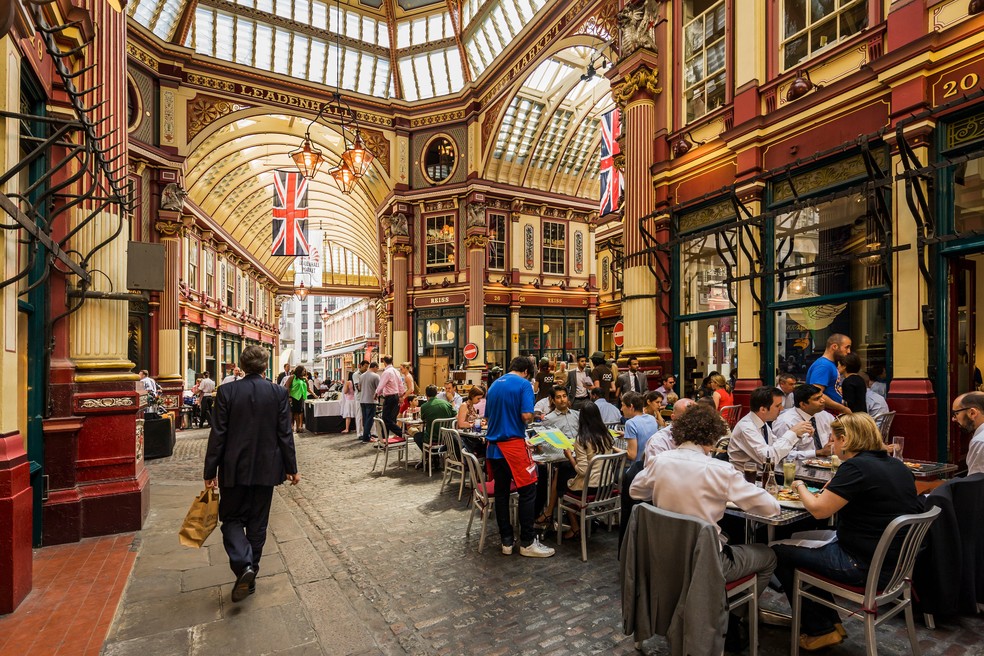 Movimento durante o horário de almoço no Leadenhall Market, em Londres — Foto: Getty Images