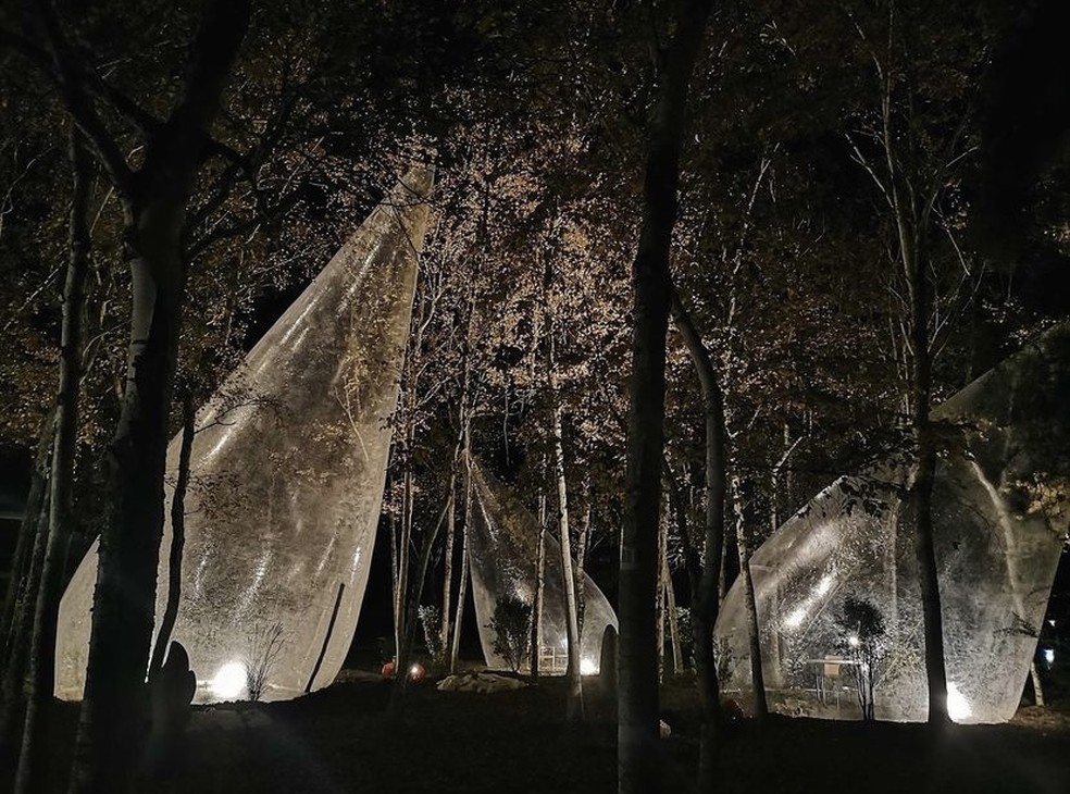 Passar a noite nas tendas pode ser uma experiência única — Foto: Reprodução/Instagram @yna_tokyo