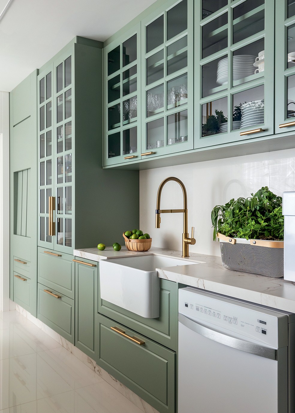 Cozinha verde é protagonista de apartamento à beira-mar