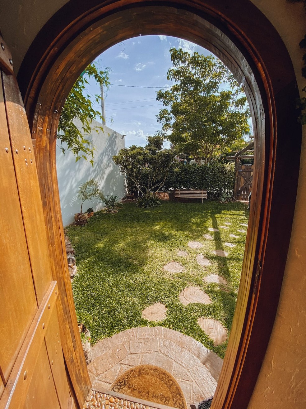 A porta com entrada arredondada aumenta a sensação de se estar em um conto de fadas — Foto: Divulgação/Holmy