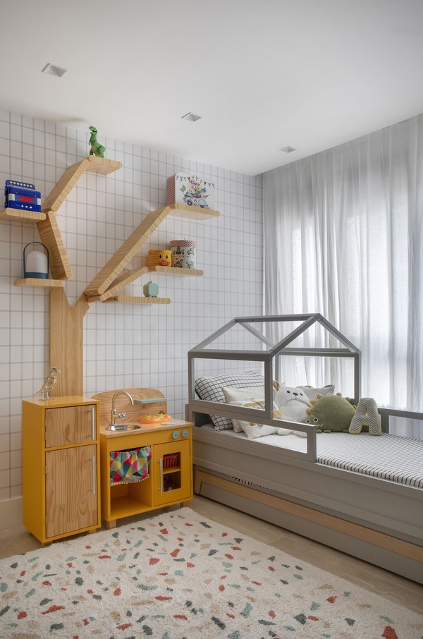 Décor do dia: quarto infantil com bancada de estudos e cremalheiras
