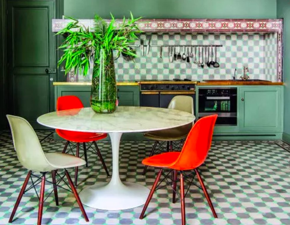 Exemplo das cores complementares verde e vermelho usadas no décor de cozinha. Projeto de Philippe Thelin e Thierry Gonzal — Foto: Divulgação