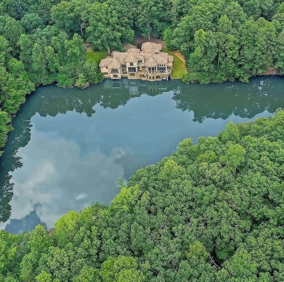Avaliada em R$ 53 milhões, casa isolada à beira de lago nos EUA tem interiores surpreendentes — Foto: Divulgação/Real Estate