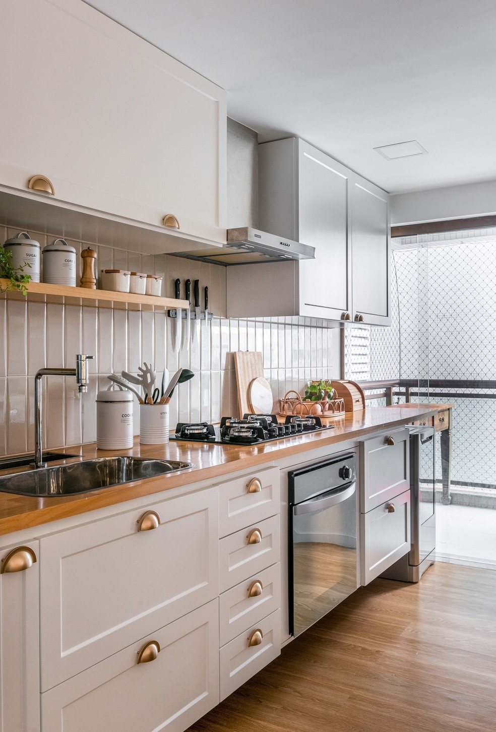 Os armários da cozinha seguem o estilo provençal — Foto: OPE!