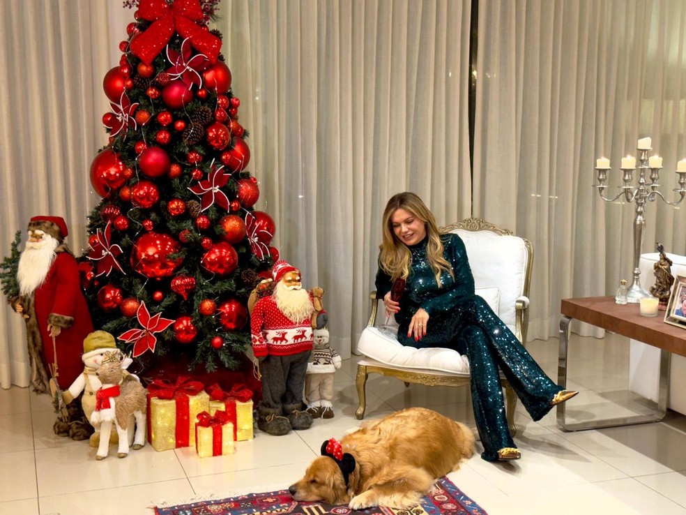 Atriz Mirian Martins abre a casa para mostrar decoração natalina — Foto: Divulgação