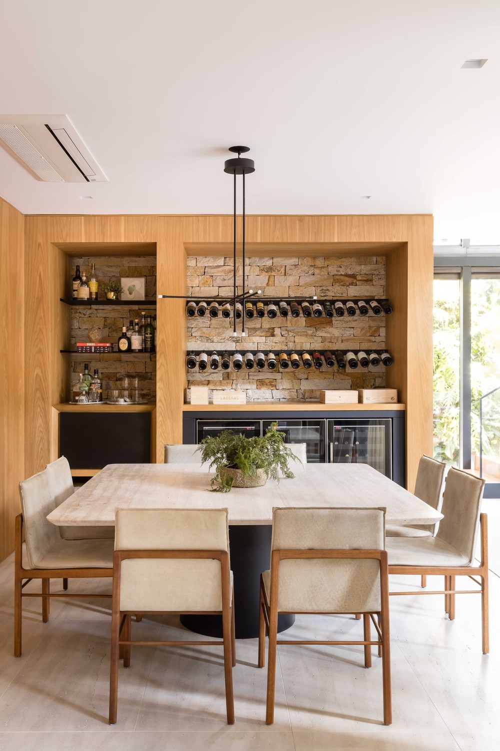 Crescimento dos filhos inspira renovação de casa contemporânea