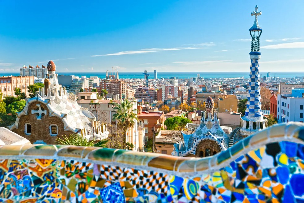 Barcelona é colorida, tão colorida quanto o mosaico encontrado no Parque Güell, na metrópole espanhola, que foi criado pelo arquiteto Antoni Gaudí entre 1900 e 1914 — Foto: MasterLu/Getty Images