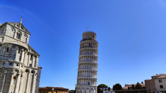 Torre de Pisa completa 850 anos e ganha iluminação especial