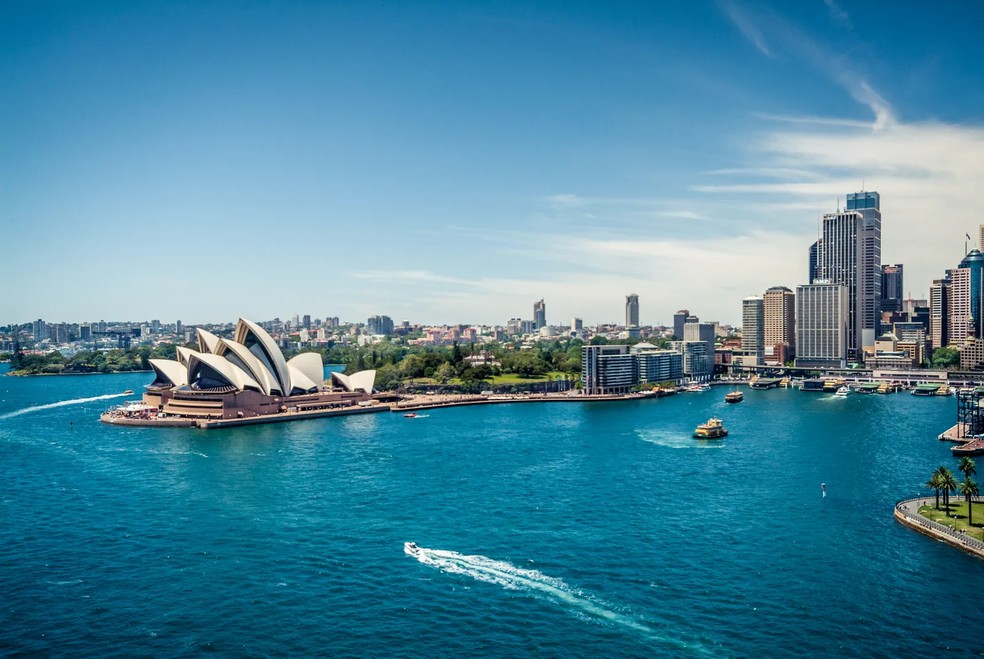 Sydney é uma cidade grande cheia de palmeiras, praias e, claro, ópera à beira-mar. Este panorama distingue a metrópole australiana das demais do mundo — Foto: Africanpix/Getty Images
