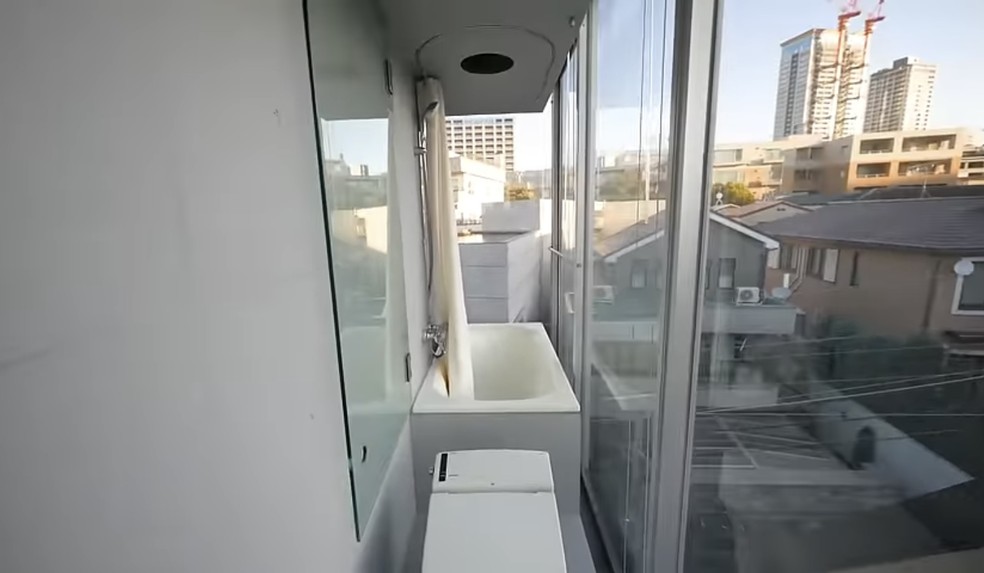 O banheiro não possui porta — Foto: Reprodução/YouTube @TokyoLens
