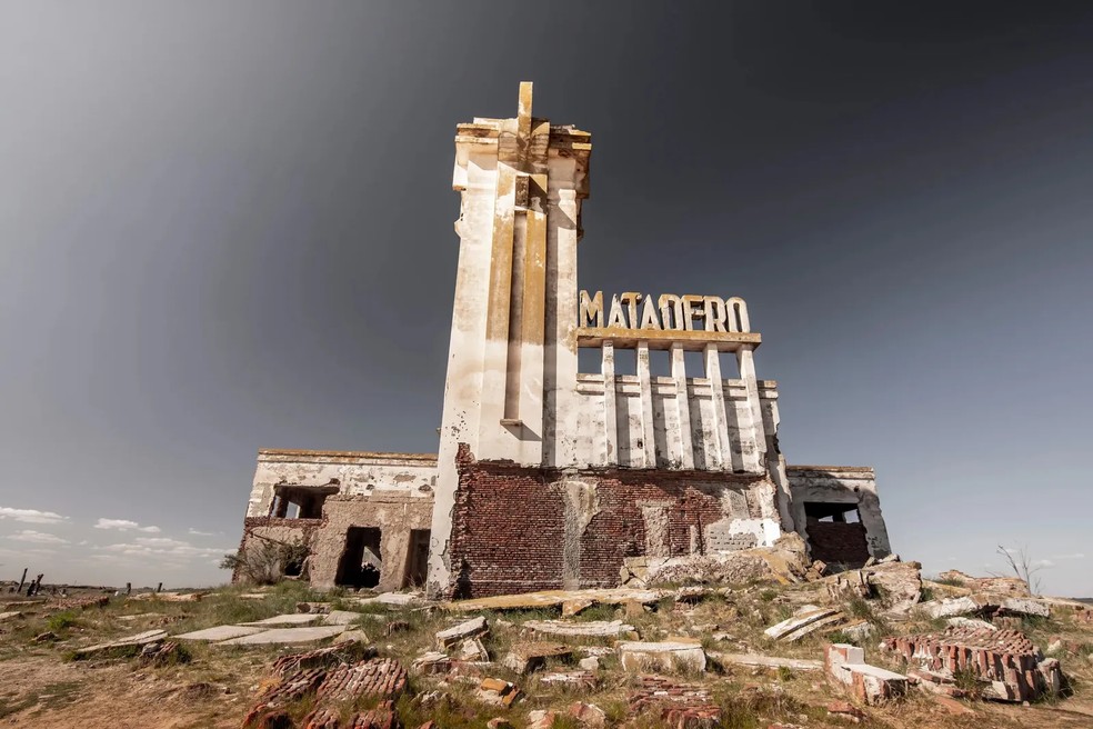 Villa Epecuén é caracterizada por ruínas incrustadas de sal e pelos frágeis restos de uma cidade perdida e reencontrada — Foto: Getty Images