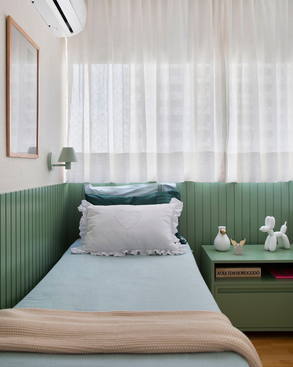 Verde foi o tom escolhido para criar um clima de paz neste quarto projetado pelo Memoá Arquitetos — Foto: Raiane Medina