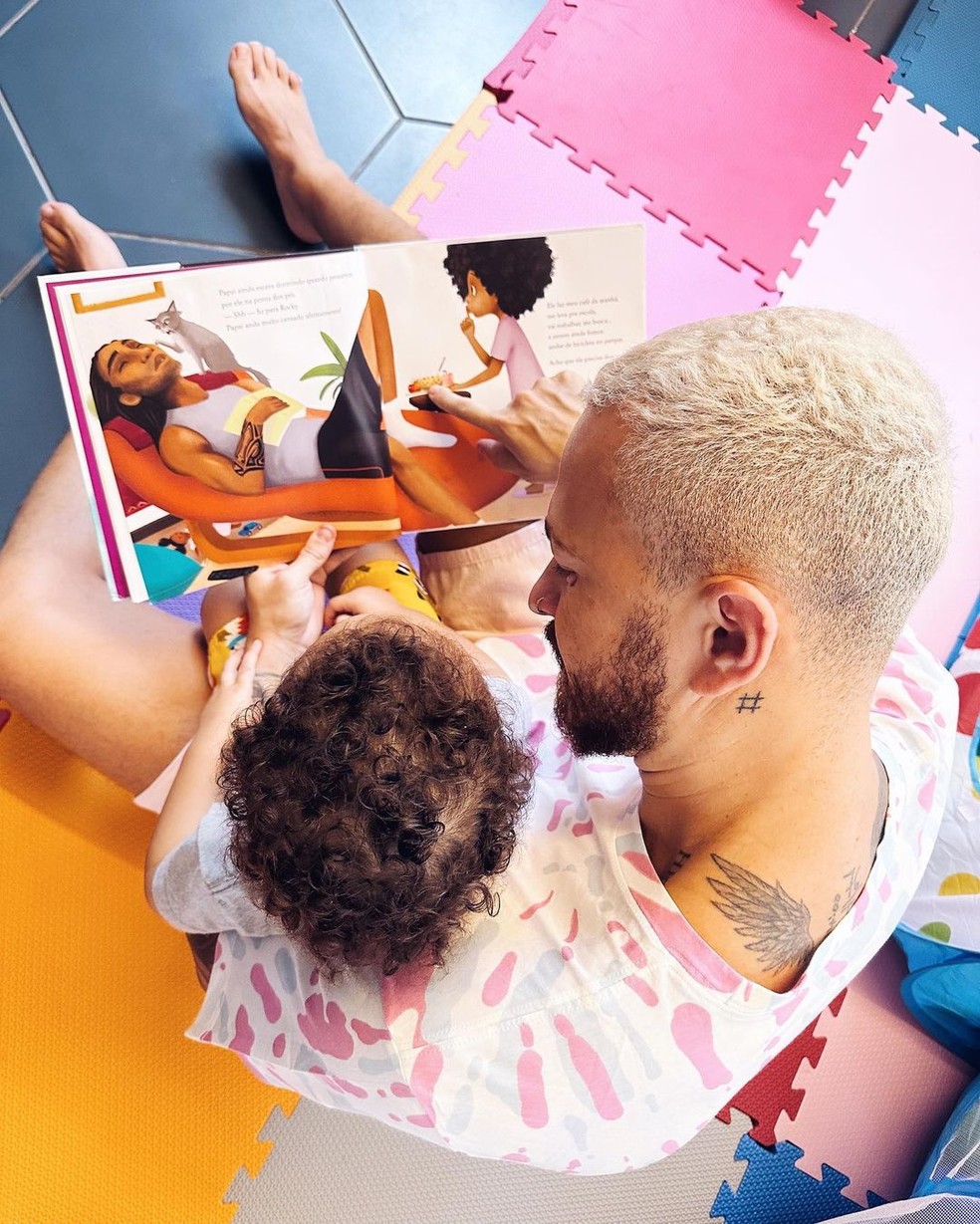 Ex-BBB Fred Bruno lê para o filho, Cris, na brinquedoteca da casa — Foto: Reprodução/Instagram