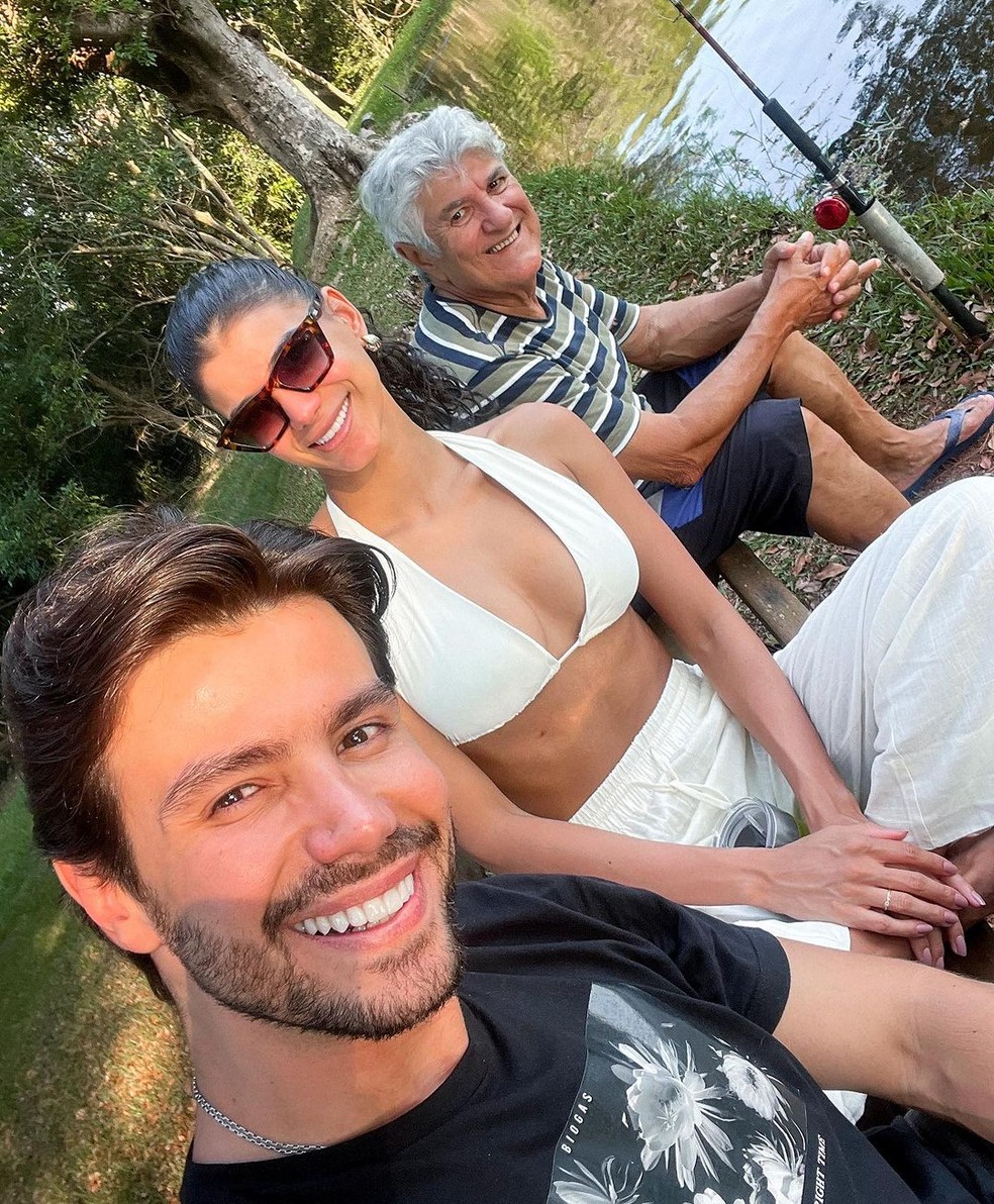 Mariano com a noiva, a modelo Jakelyne Oliveira, e o pai, Rui — Foto: Reprodução/Instagram