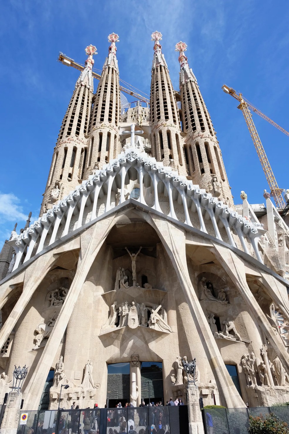 A Passion Fachade é mais solene e até apresenta o próprio Gaudí em uma escultura — Foto: Bob Battersby/Eye Ubiquitous/Universal Images Group/Getty Images