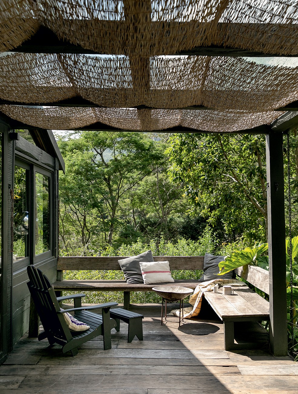 Na parte de trás da casa, a varanda se volta para a mata e para a cachoeira — Foto: Ruy Teixeira