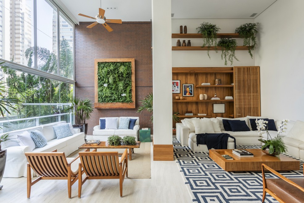 Grandes painéis de vidro reforçam o diálogo dos interiores com o exterior neste apartamento em São Paulo  — Foto: Thiago Travesso