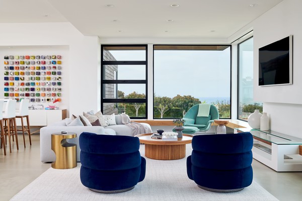 Casa de 713 m² com móveis coloridos e piscina de borda infinita