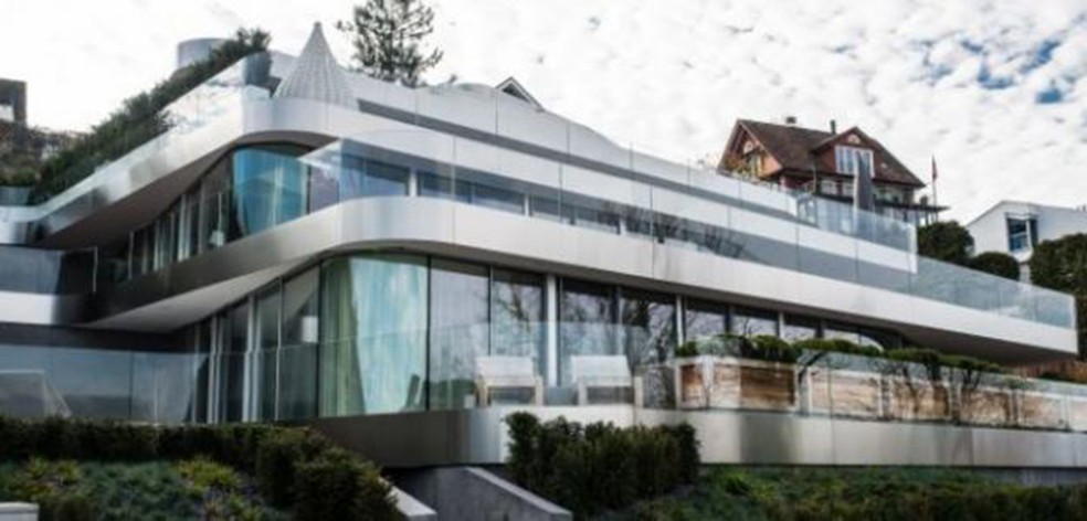 A fachada da famosa "mansão de vidro", de Roger Federer — Foto: Reprodução