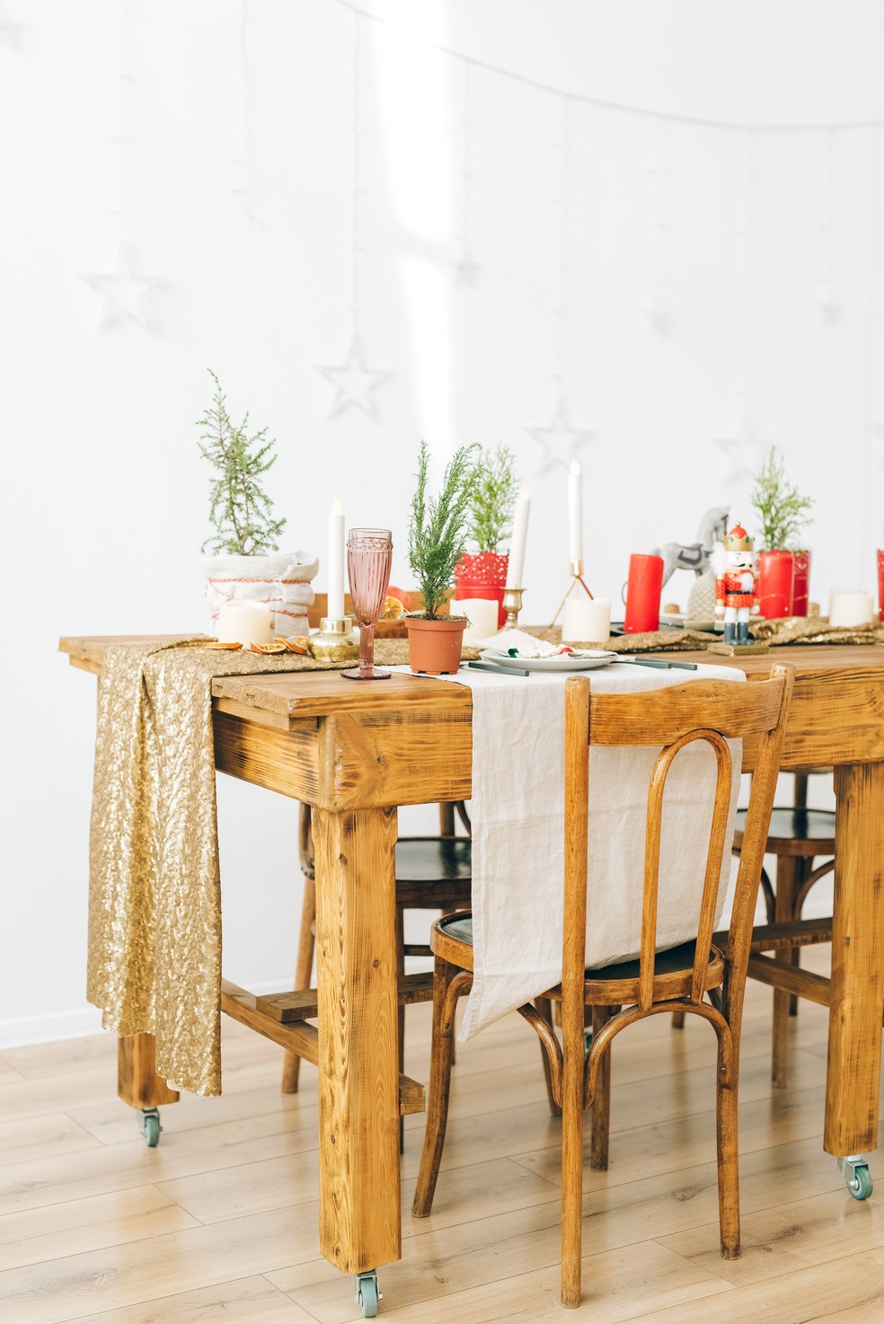 Mesa de jantar preparada para as refeições natalinas — Foto: Leeloo Thefirst/Pexels