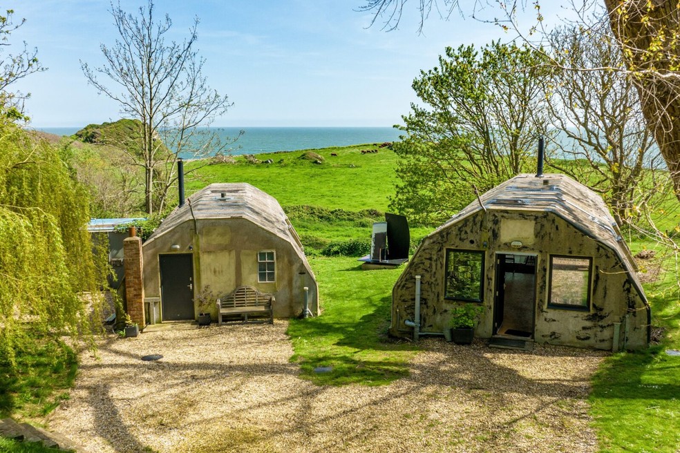 As cabanas que serviram de casa para as forças de defesa, no mesmo terreno do bunker e da casa — Foto: Divulgação