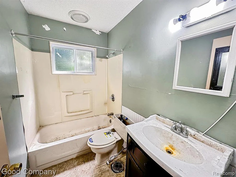 O único banheiro da residência possui uma banheiro com aparência mofada  — Foto: Divulgação/Zillow