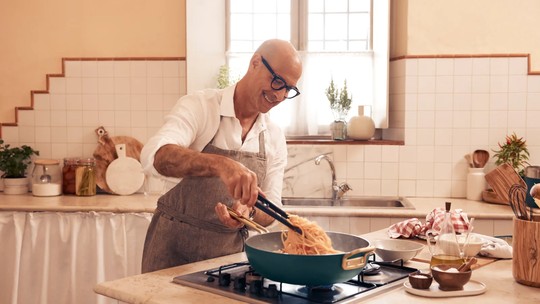 Stanley Tucci lança sua primeira linha de utensílios para cozinha - e ela é apaixonante