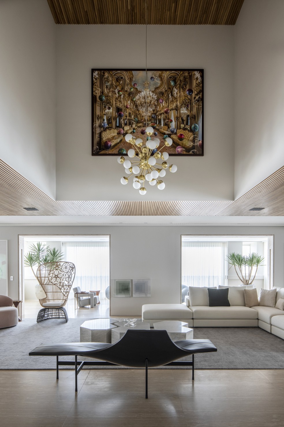 Reforma de cobertura elimina quarto para criar living com escala ...