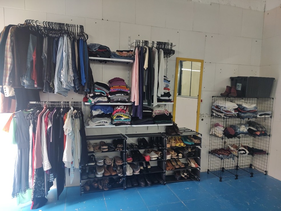 O bazar disponibiliza permanentemente roupas, calçados e acessórios  — Foto: Divulgação/Casa Neon Cunha