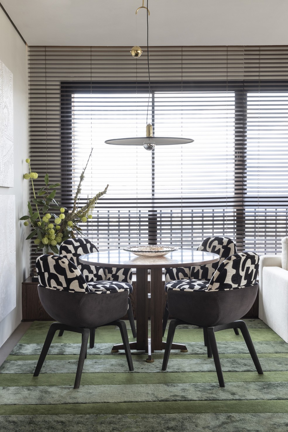 Mesa da Vermeil, cadeiras de Jader Almeida, com mix de tecidos da Safira Sedas, luminária pendente Dominici, garimpada no Varuzza, tapete desenhado pelo escritório e executado pela By Kamy, obras de Aislan Pankararu e flores da Mumushi — Foto: Ruy Teixeira