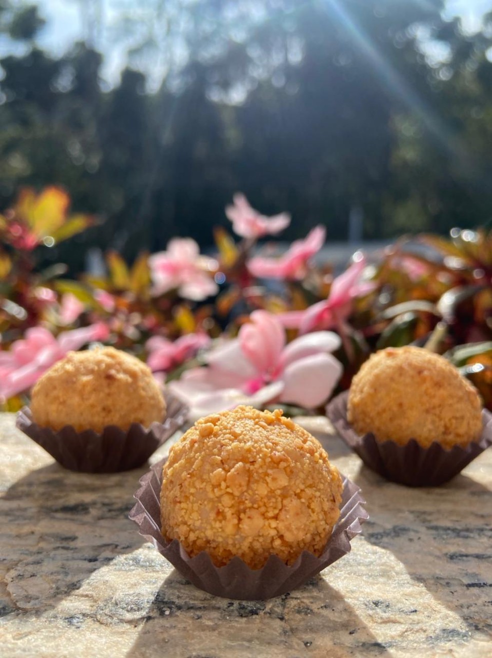 Brigadeiro de paçoca leva só quatro ingredientes e fica pronto rapidinho